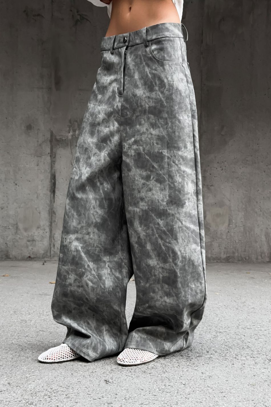 Принтованные брюки oversize из экокожи; цвет: Серый