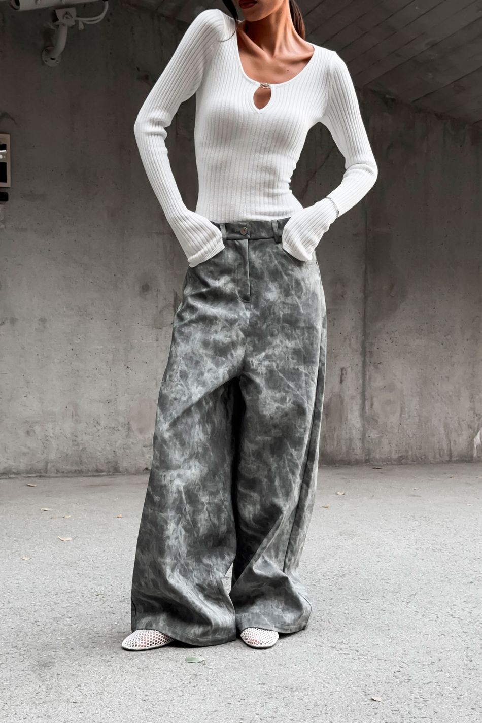 Принтованные брюки oversize из экокожи; цвет: Серый