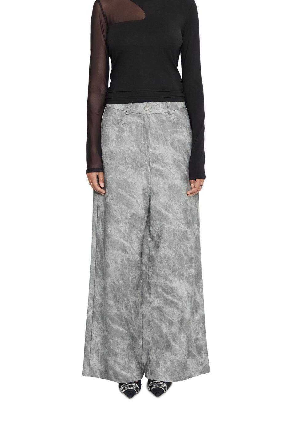 Принтованные брюки oversize из экокожи; цвет: Серый