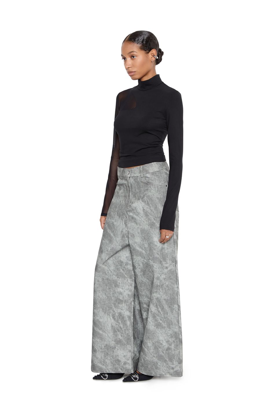 Принтованные брюки oversize из экокожи; цвет: Серый