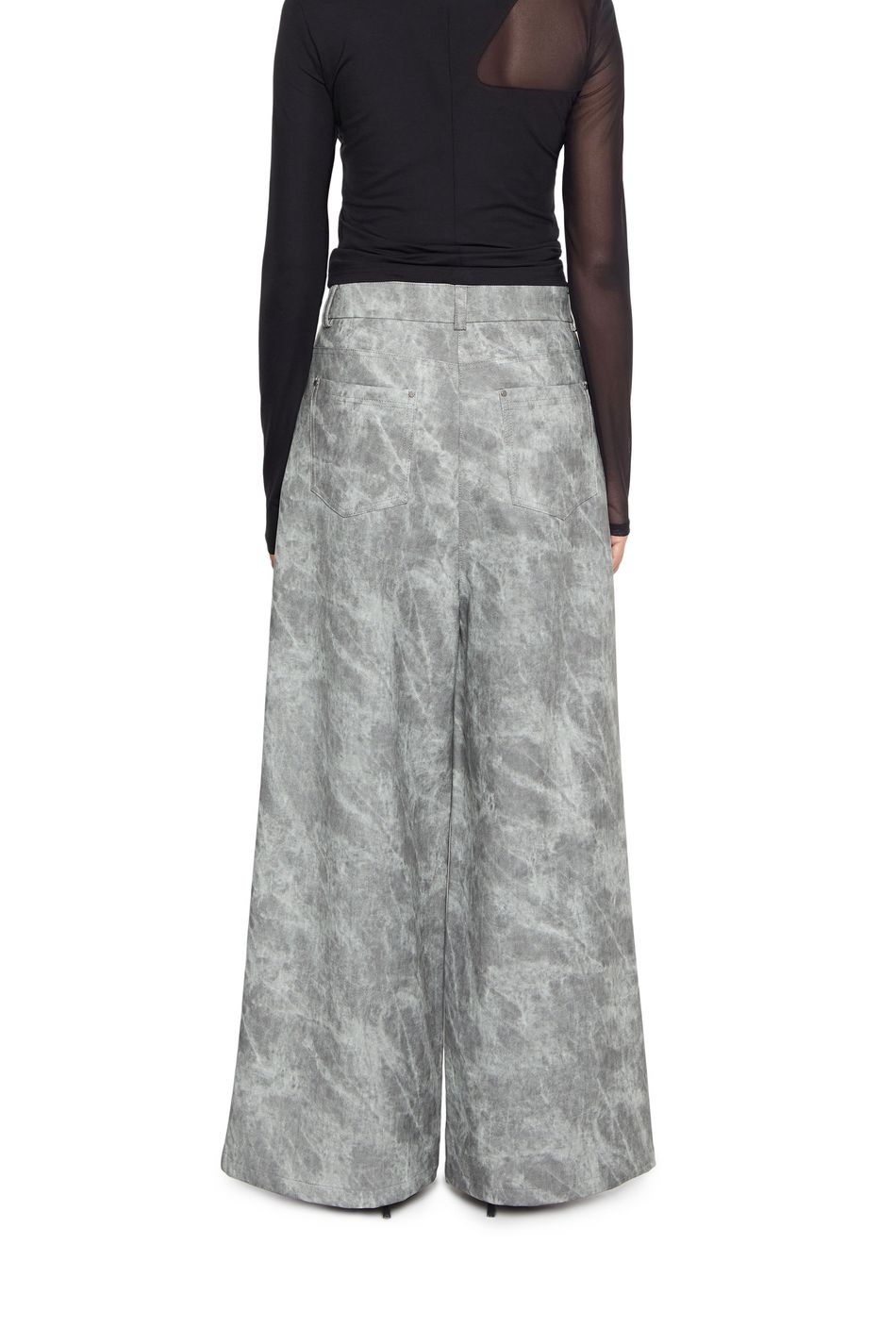 Принтованные брюки oversize из экокожи; цвет: Серый