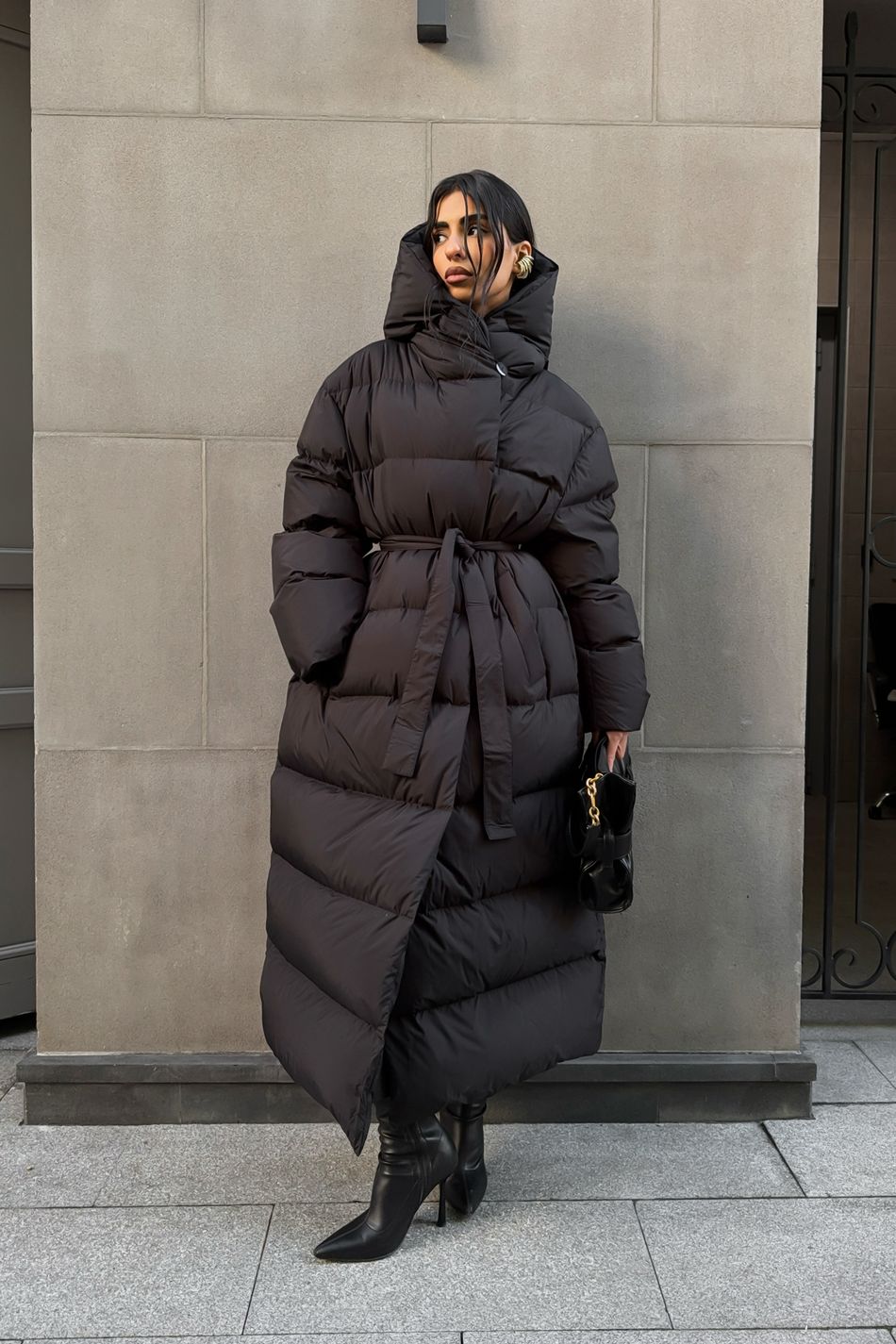 Oversize пуховик с капюшоном длины макси; цвет: Черный