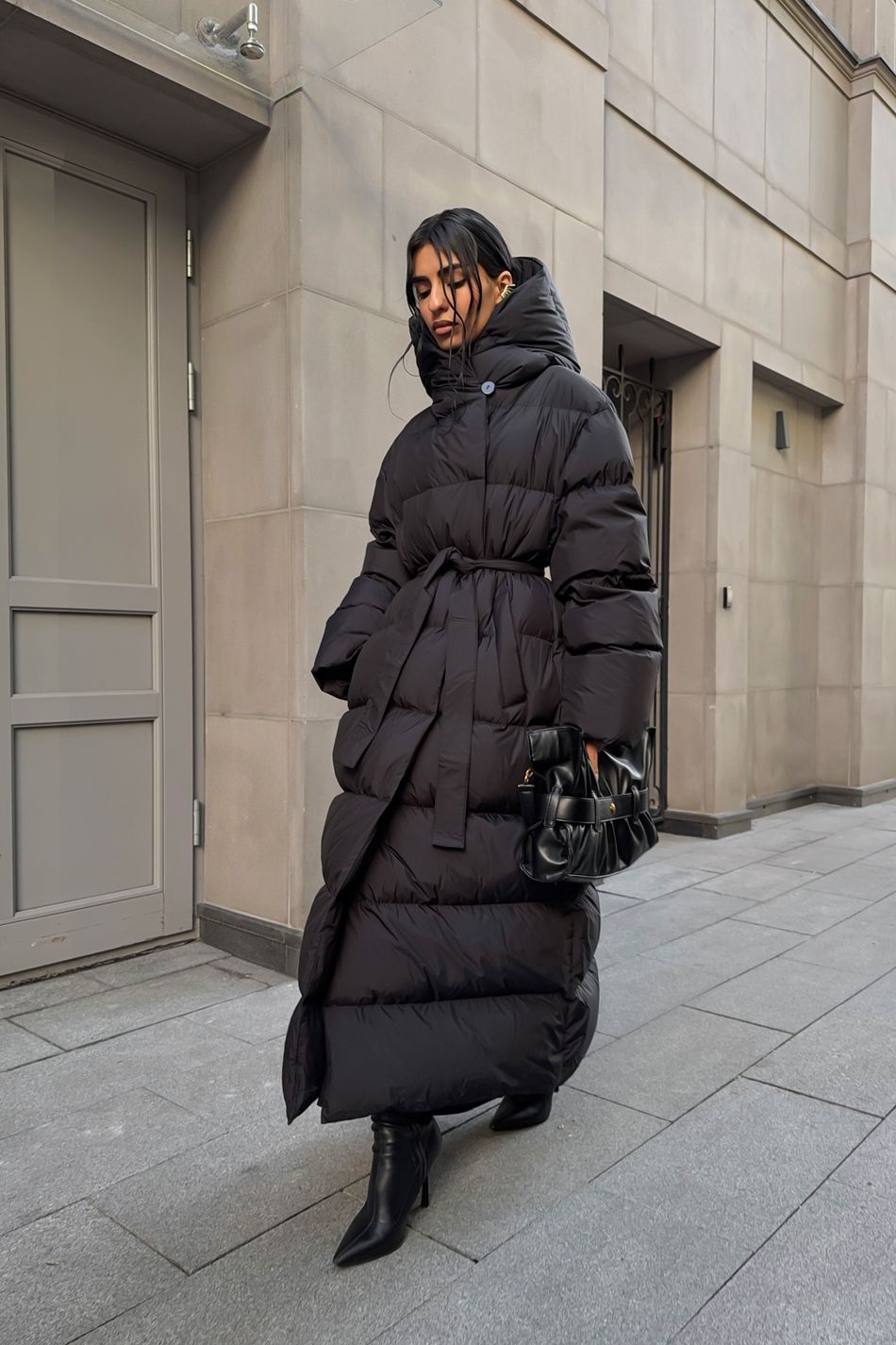 Oversize пуховик с капюшоном длины макси; цвет: Черный