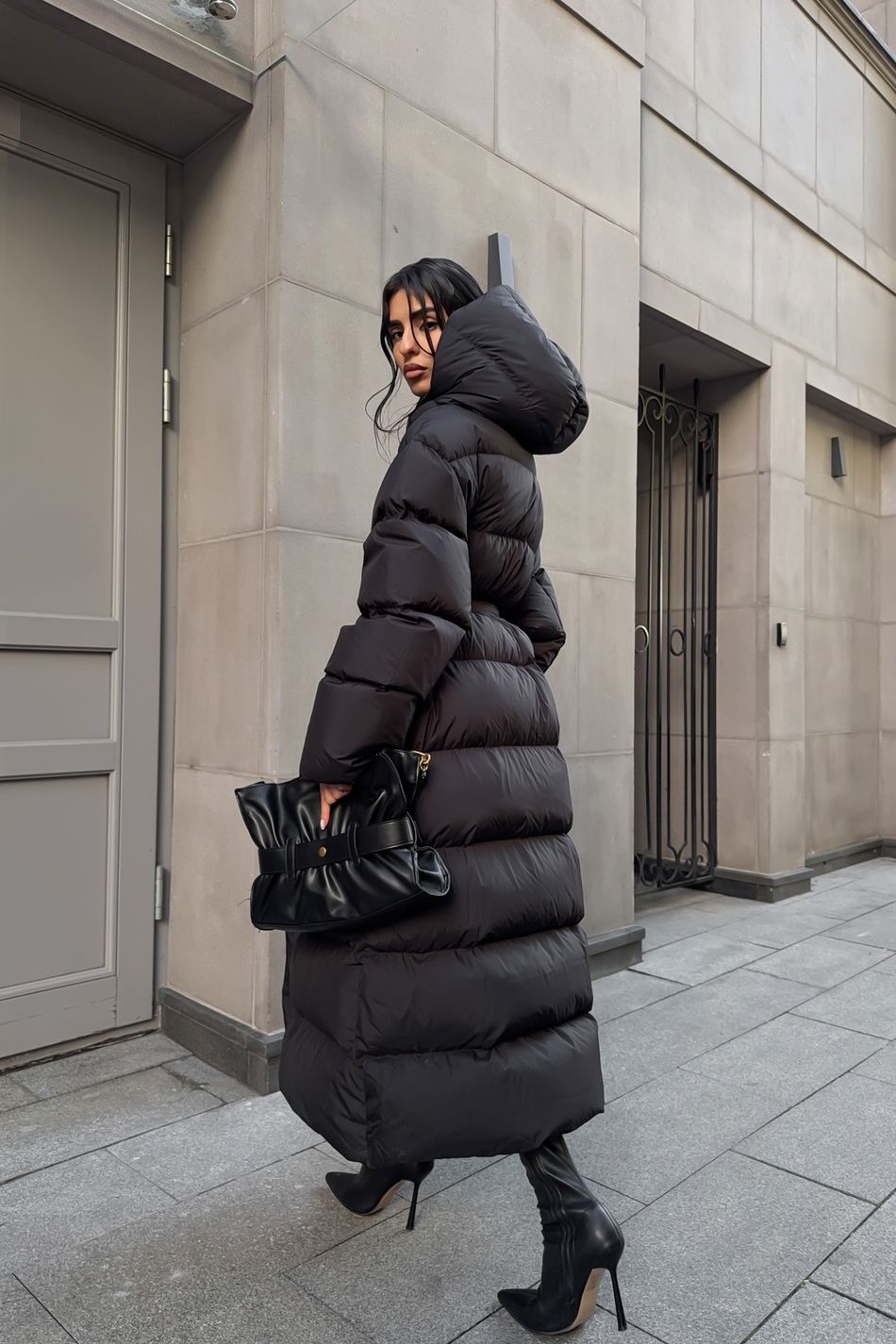 Oversize пуховик с капюшоном длины макси; цвет: Черный