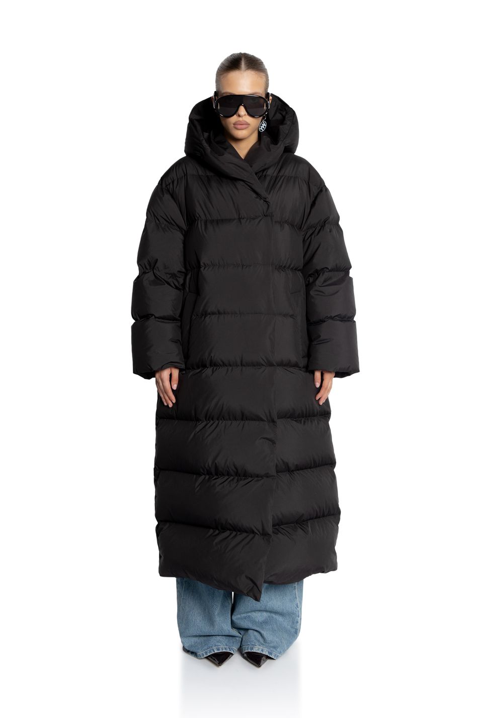 Oversize пуховик с капюшоном длины макси; цвет: Черный