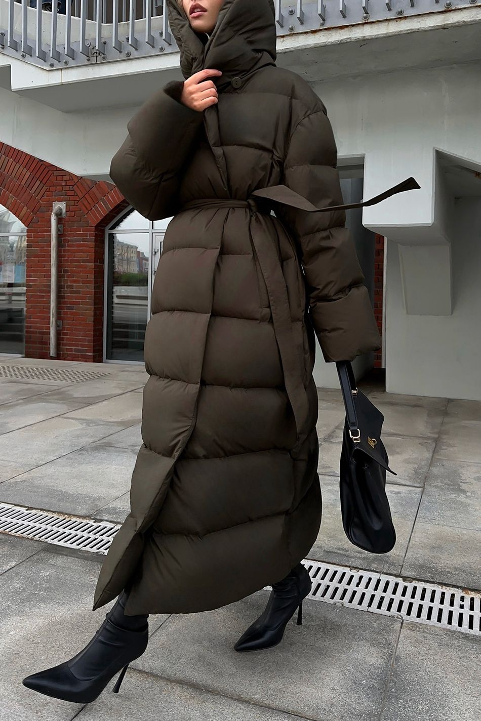 Oversize пуховик с капюшоном длины макси; цвет: Хаки