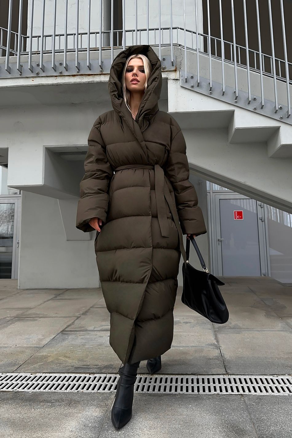 Oversize пуховик с капюшоном длины макси; цвет: Хаки