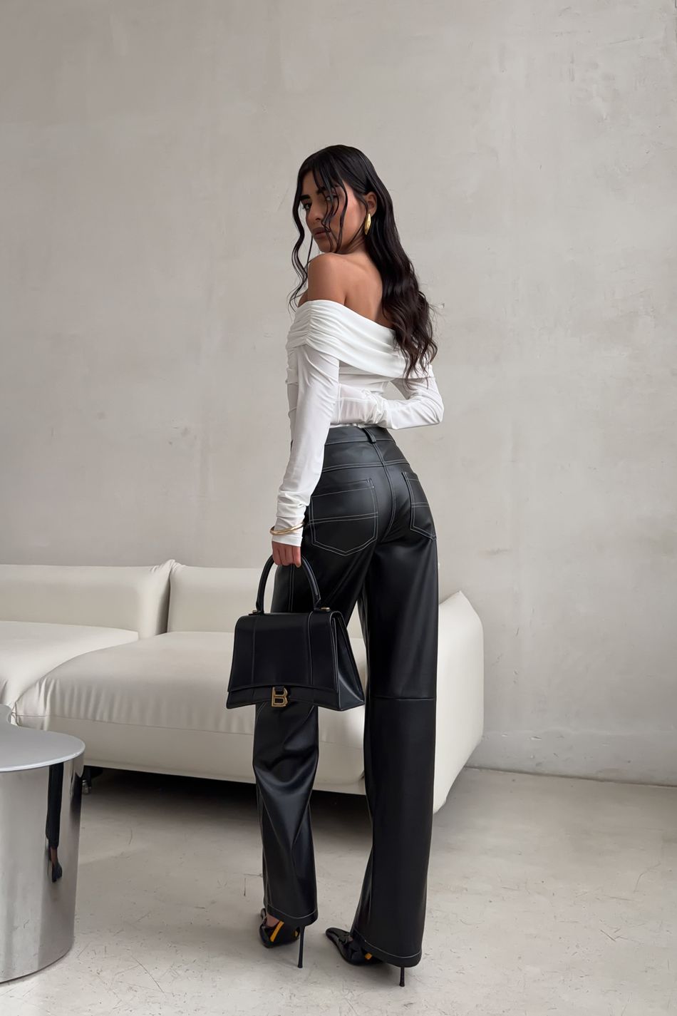 Лонгслив с перекрутом и открытыми плечами; цвет: Молочный